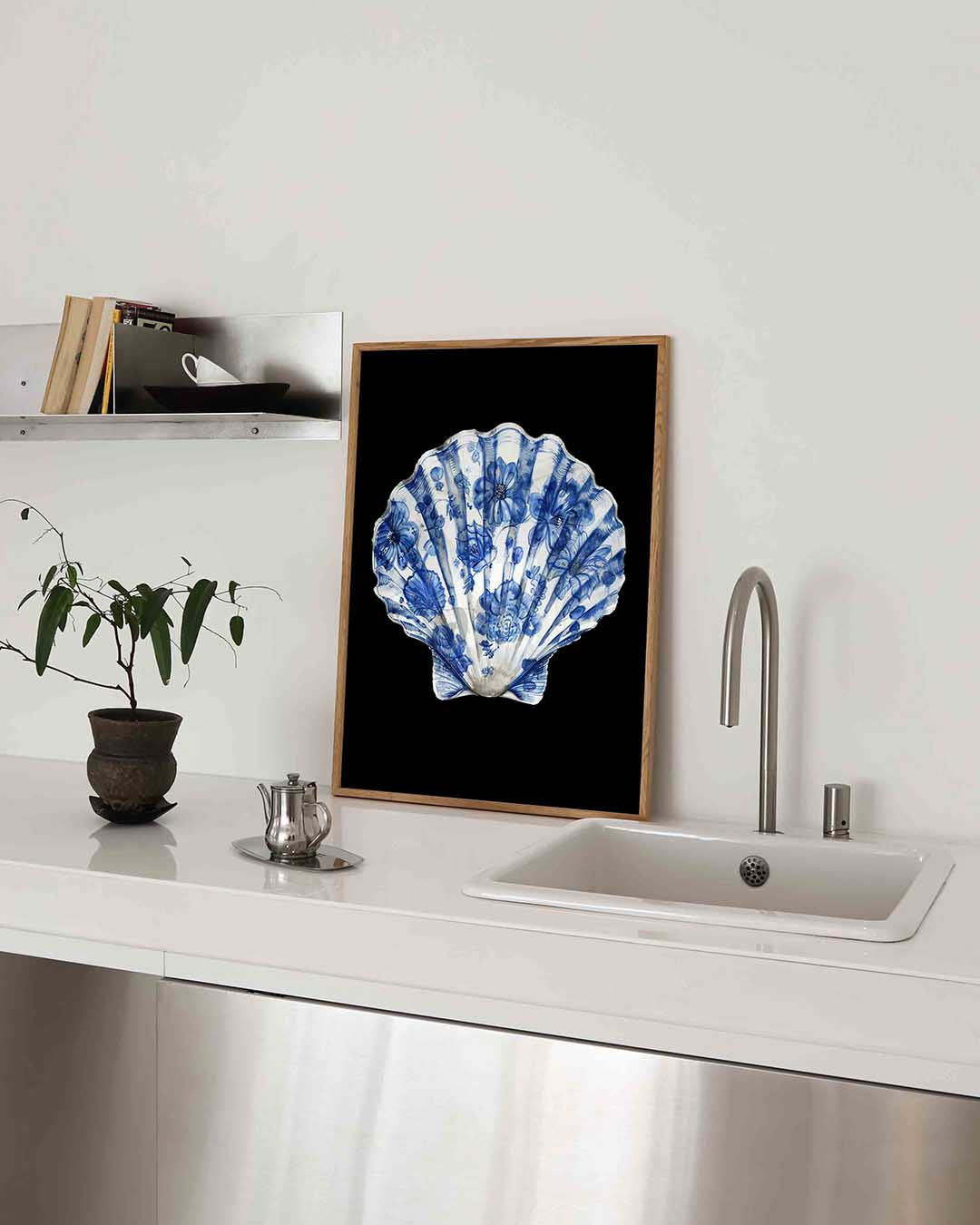 Blauwe schelp – blauw-witte poster in staand formaat