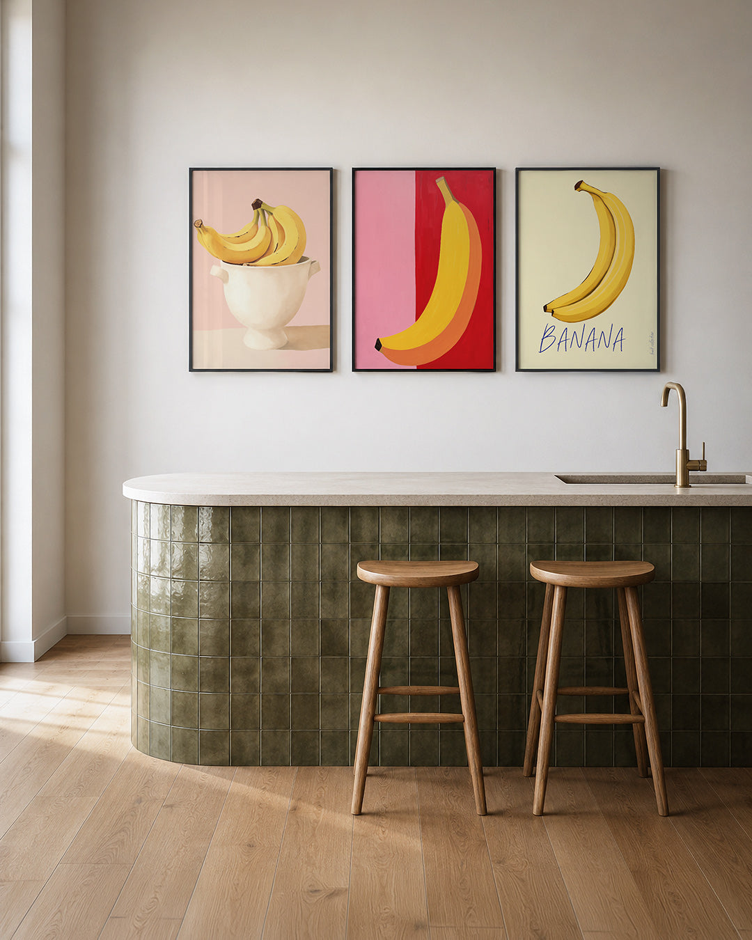 Fruit en vormen posterset – tweede productweergave – een witte schaal met een tros gele bananen tegen een zachte