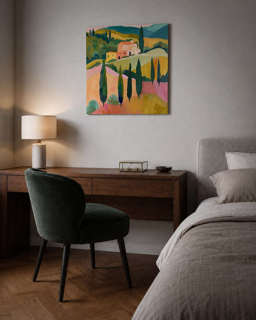 Landschap met heuvels kunstwerk – sfeerbeeld – dit werk toont een glooiend landschap met cipressen en een huis. De kleuren