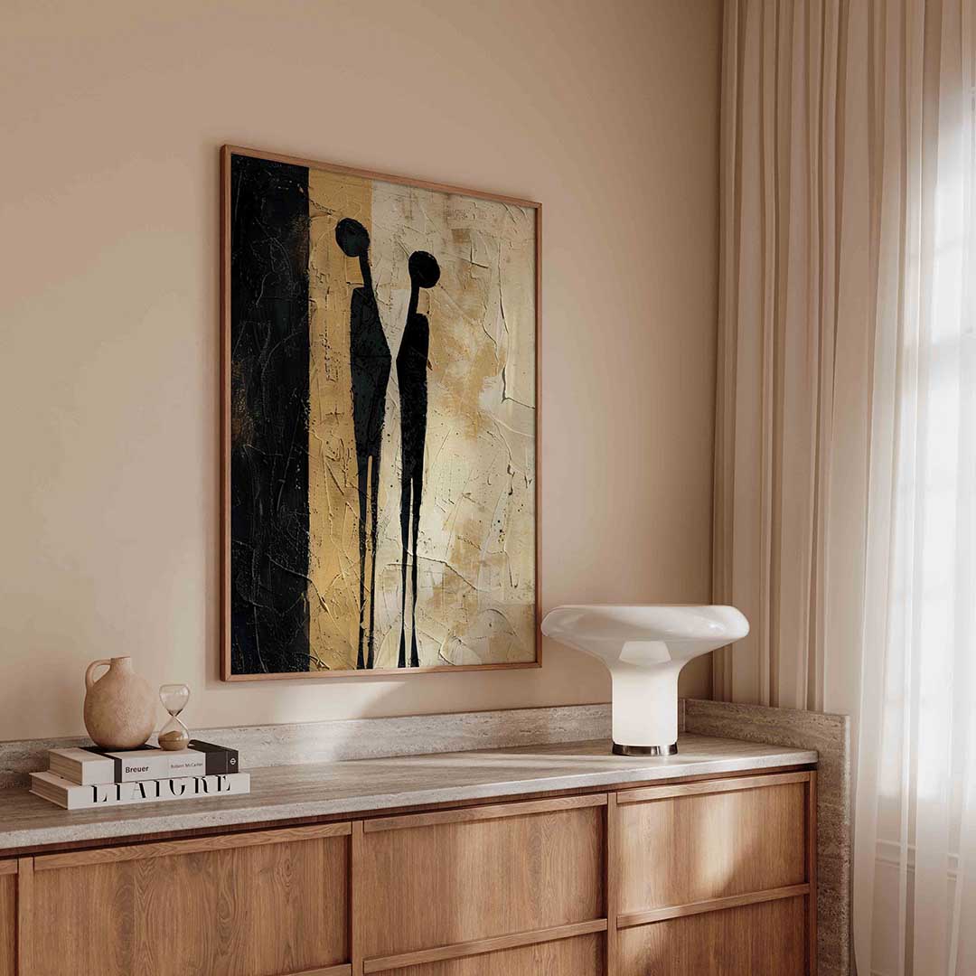 Twee figuren op beige – abstracte poster in staand formaat
