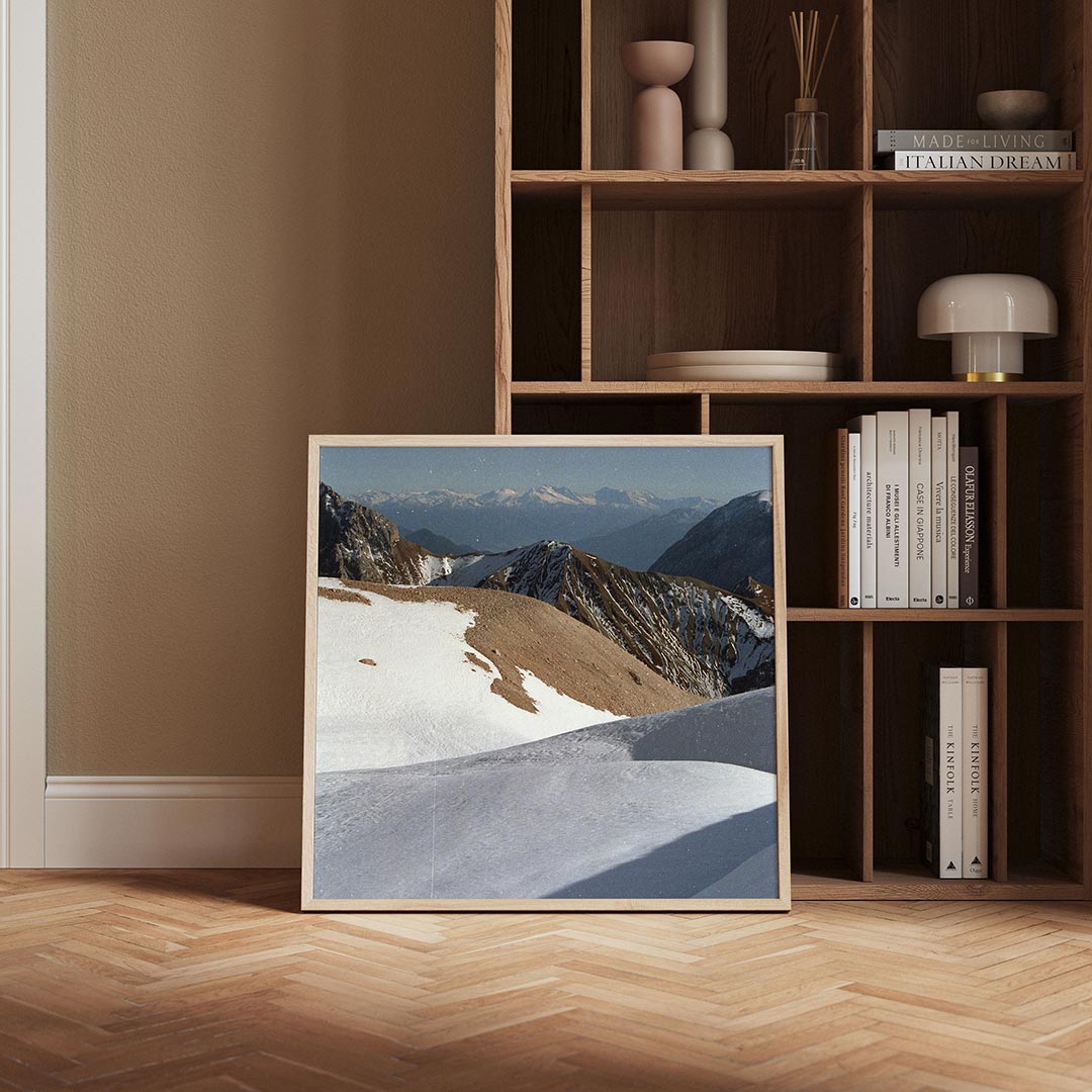 Berglandschap met sneeuw poster – derde productweergave – deze poster toont een berglandschap met besneeuwde toppen en
