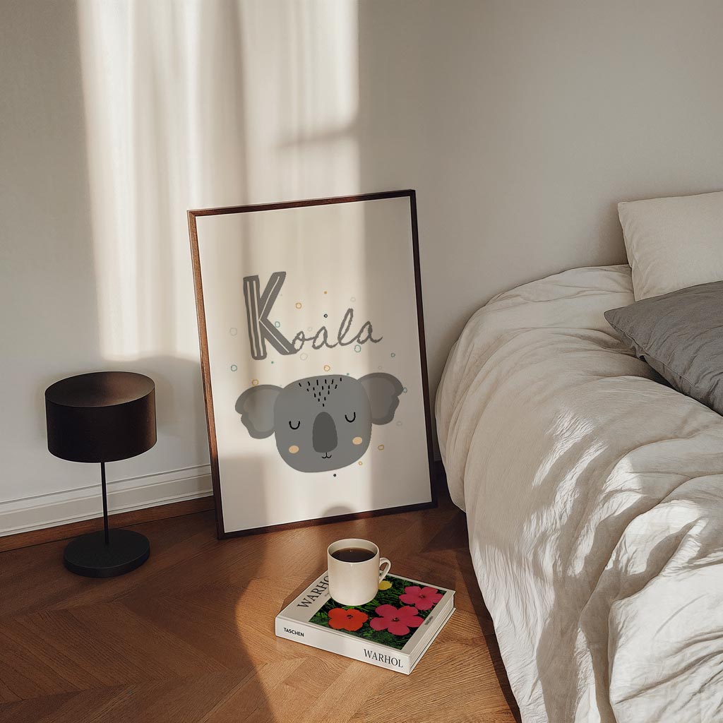 Schattige Koala Slaapkamer – staande kinderkamer wanddecoratie van WallArtistic