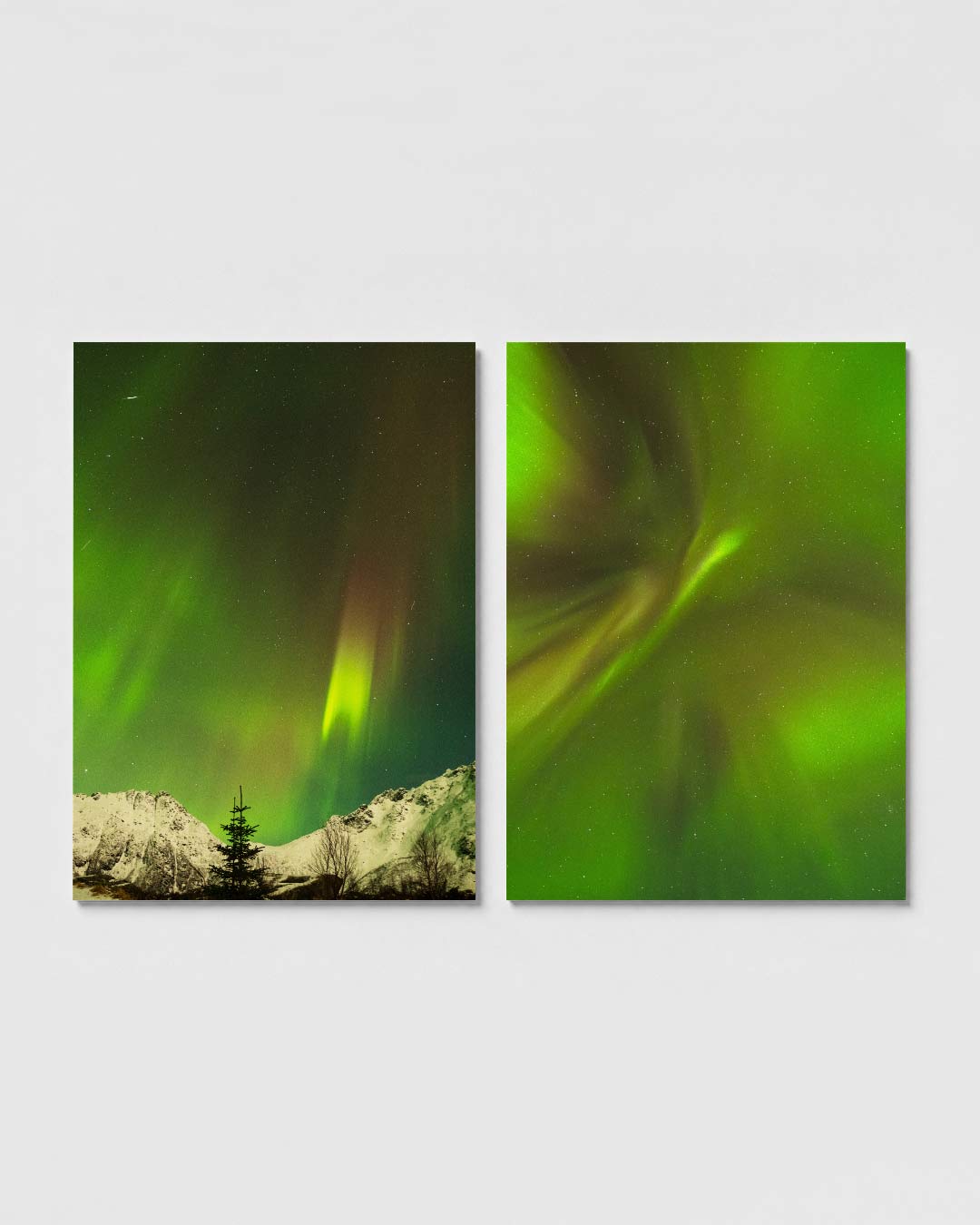 Licht en schaduw posterset – sfeerbeeld – dansende groene en gele lichtsluiers boven besneeuwde bergen. Een eenzame boom