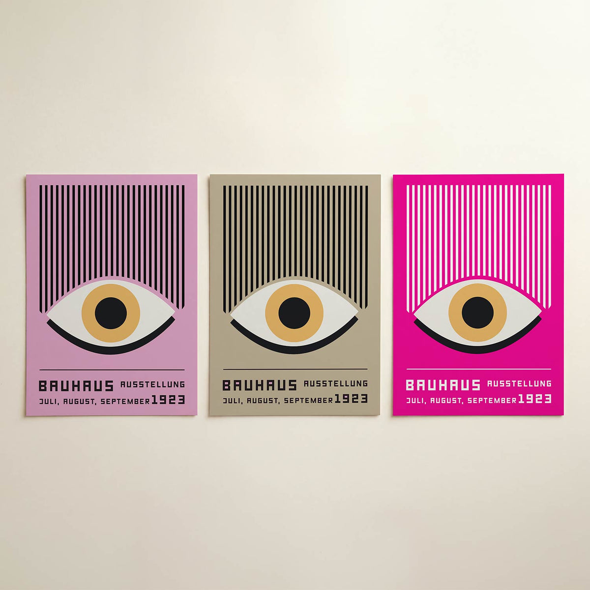 Oog en lijnen posterset – detailweergave – een roze achtergrond met een groot oog in het midden. Boven het oog zijn verticale
