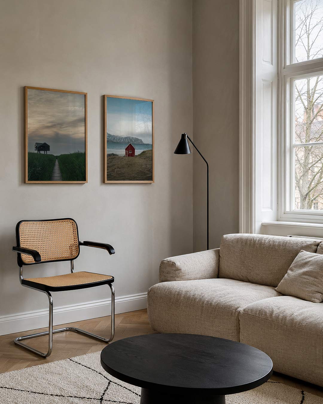 Rustige horizon posterset – tweede productweergave – een houten pad leidt door weelderig groen gras naar een eenzame hut