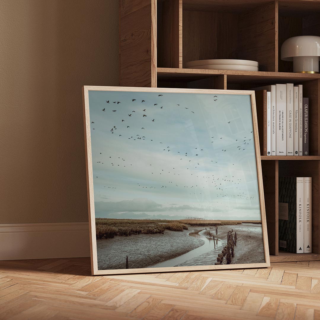Vogels boven landschap poster – detailweergave – een serene lucht vol vogels boven een uitgestrekt landschap met een