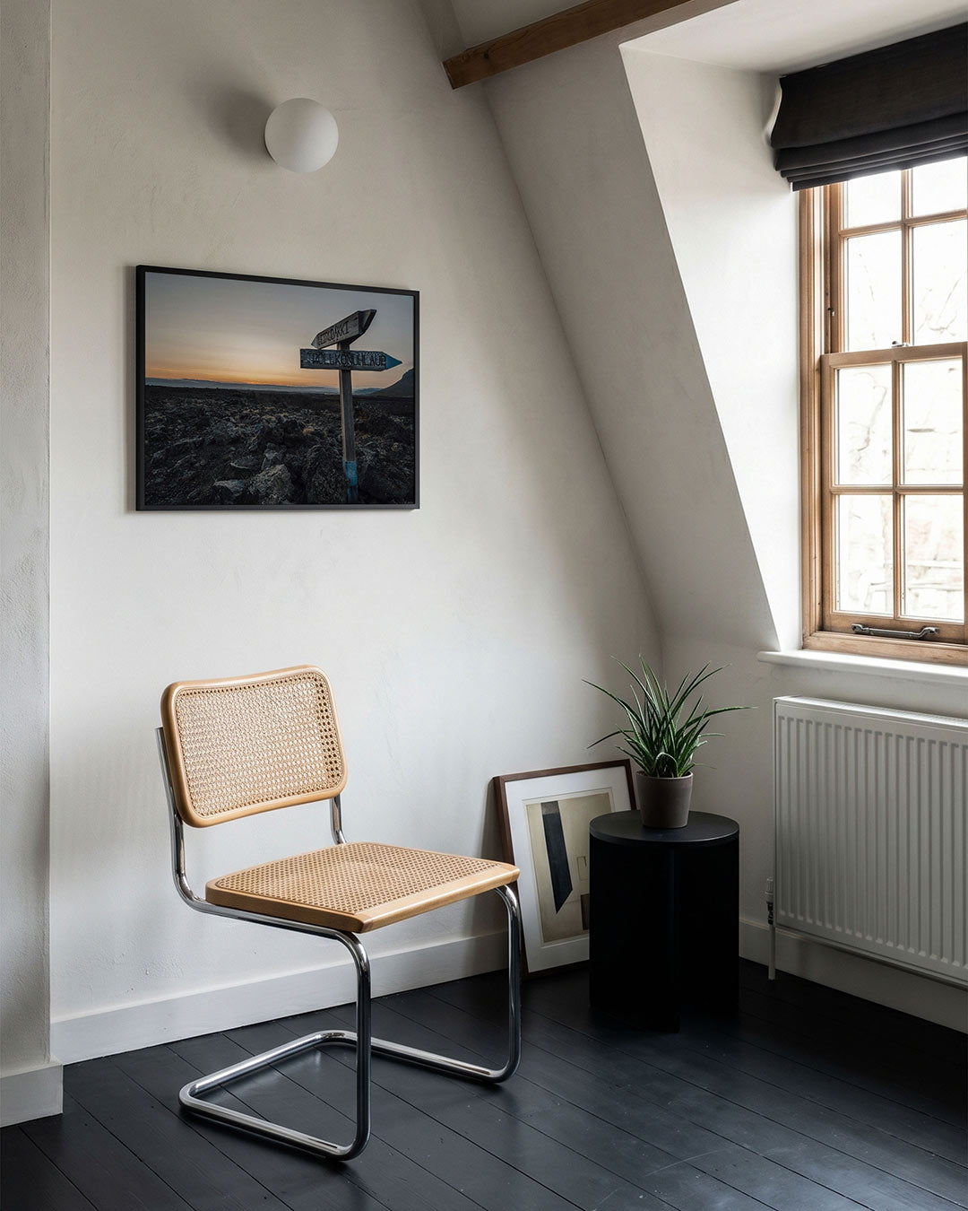 Landschap met wegwijzer poster – tweede productweergave – een wegwijzer staat in een ruig landschap bij zonsondergang. De