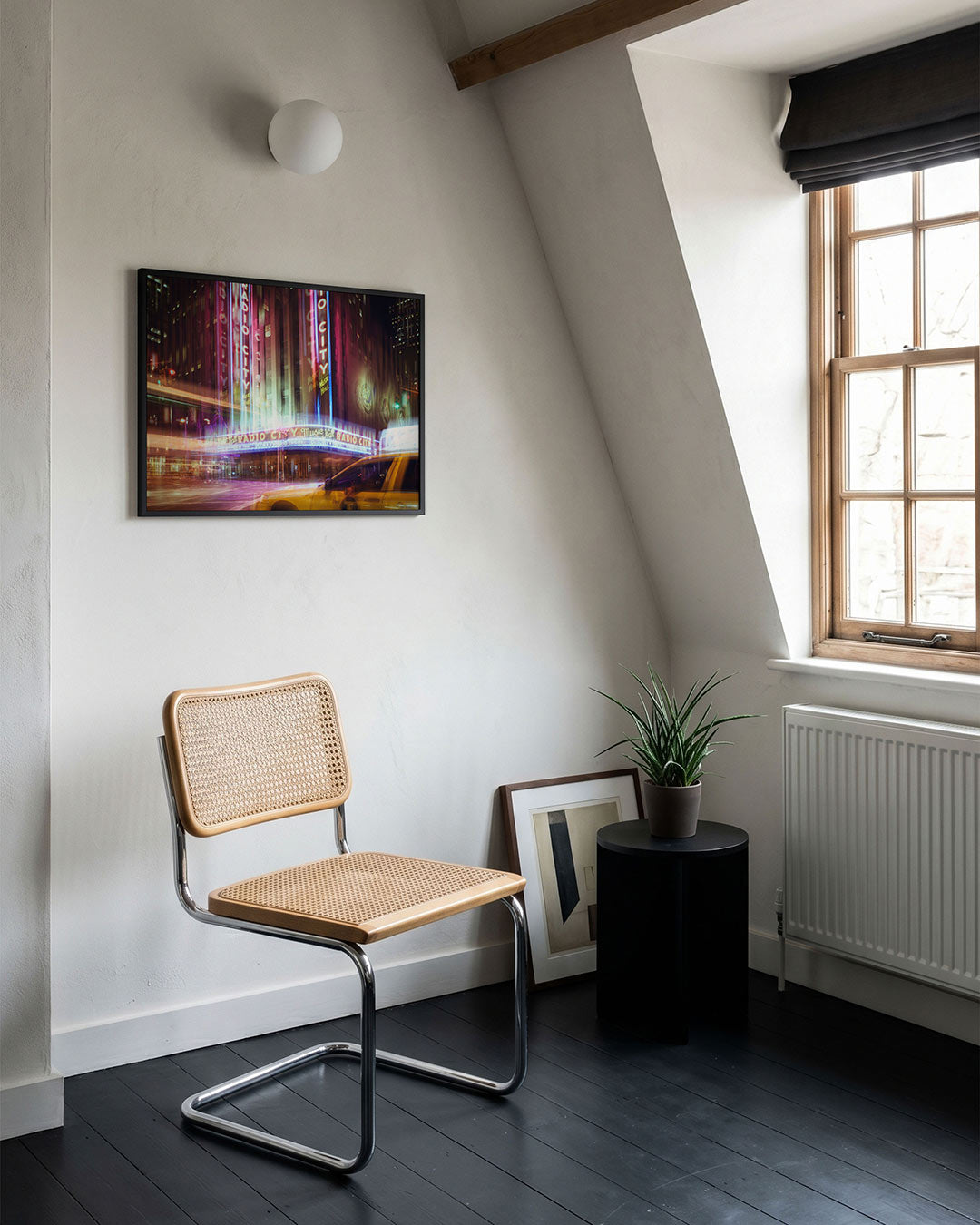 Stedelijke nachtlichten poster – tweede productweergave – deze poster toont een levendige stadsscène met kleurrijke