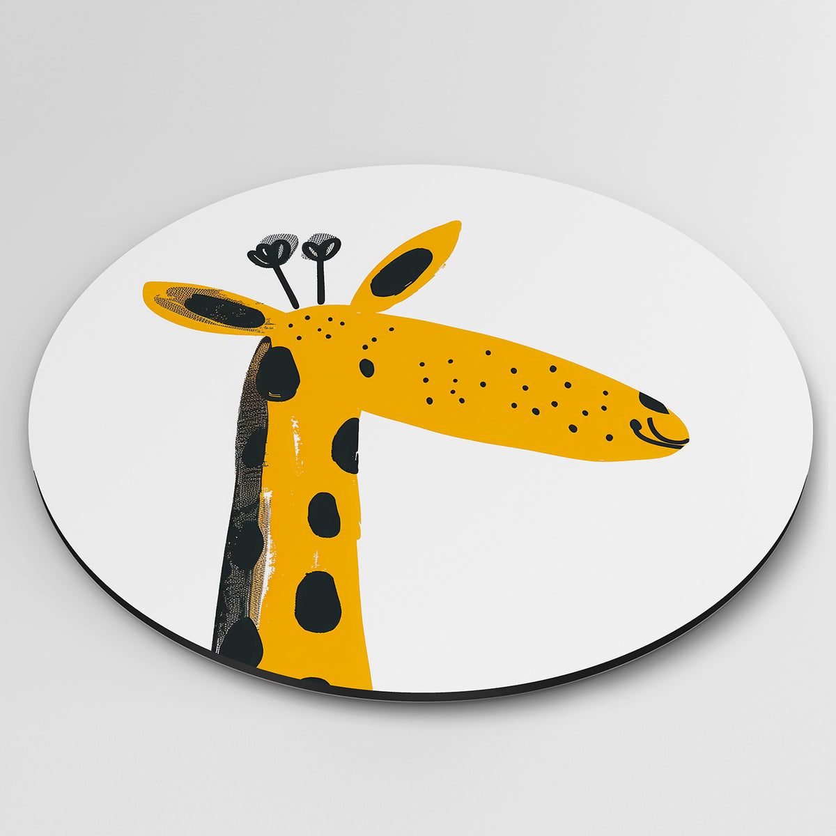 Giraffe illustratie Muurcirkel – detailweergave – Een giraffe met een oranje lichaam en zwarte vlekken staat centraal op een