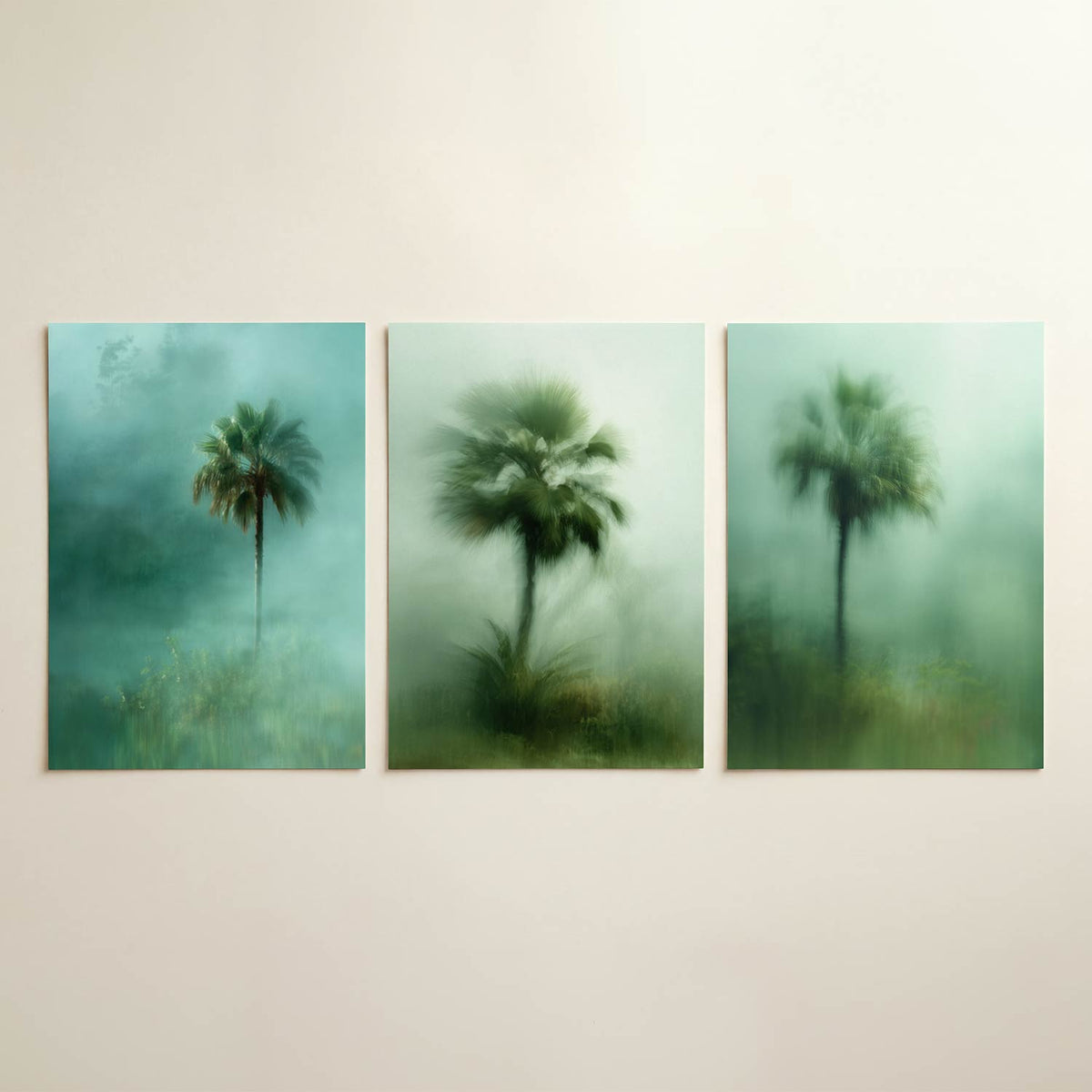 Mistige palm driedelige posterset in interieur