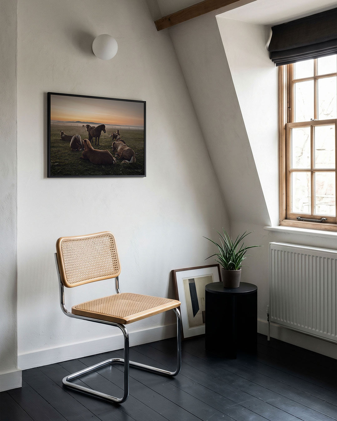 Rustige paardenweide poster – tweede productweergave – een weide met paarden die ontspannen liggen en staan, omgeven door een