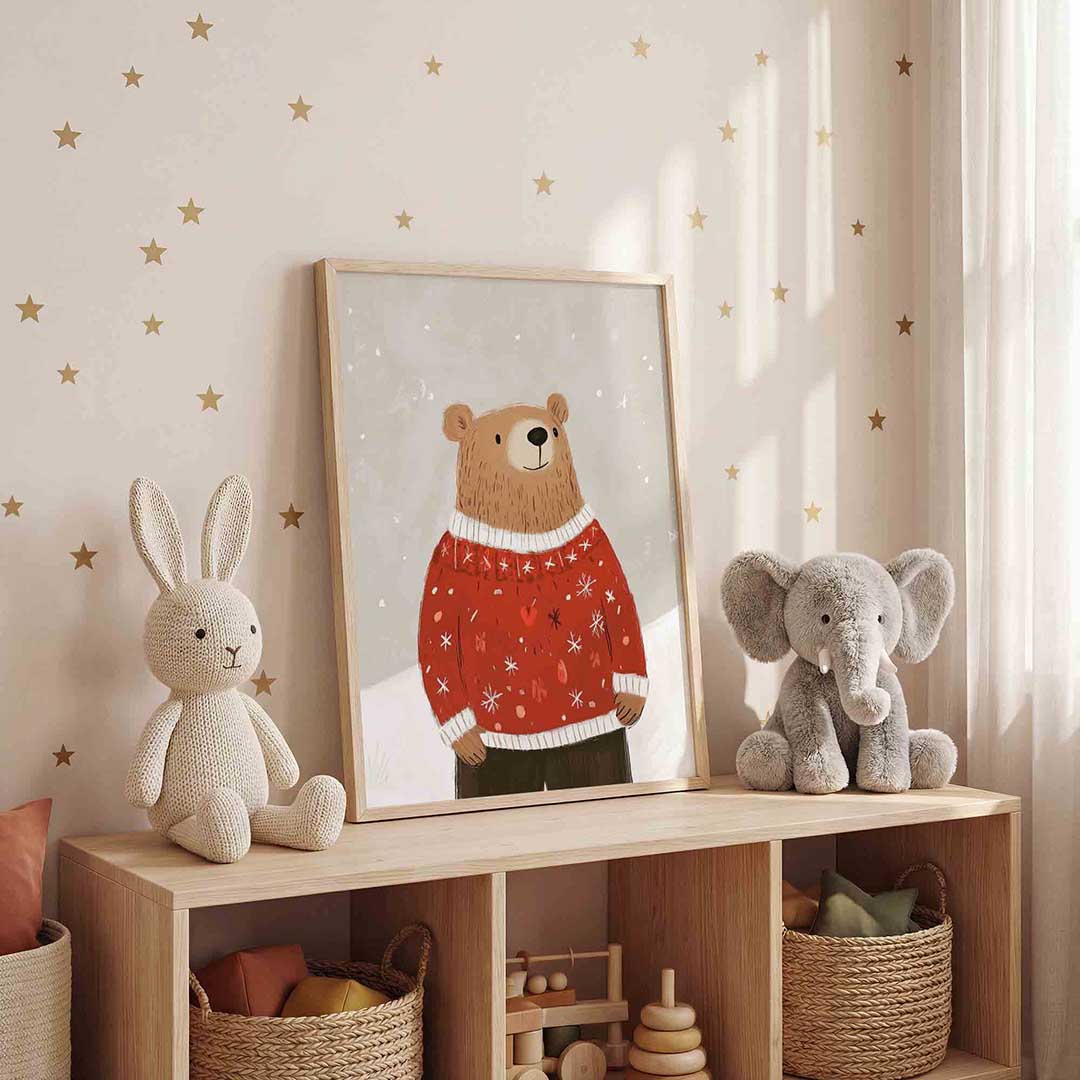 Beer met trui – staande kinderkamer wanddecoratie van WallArtistic