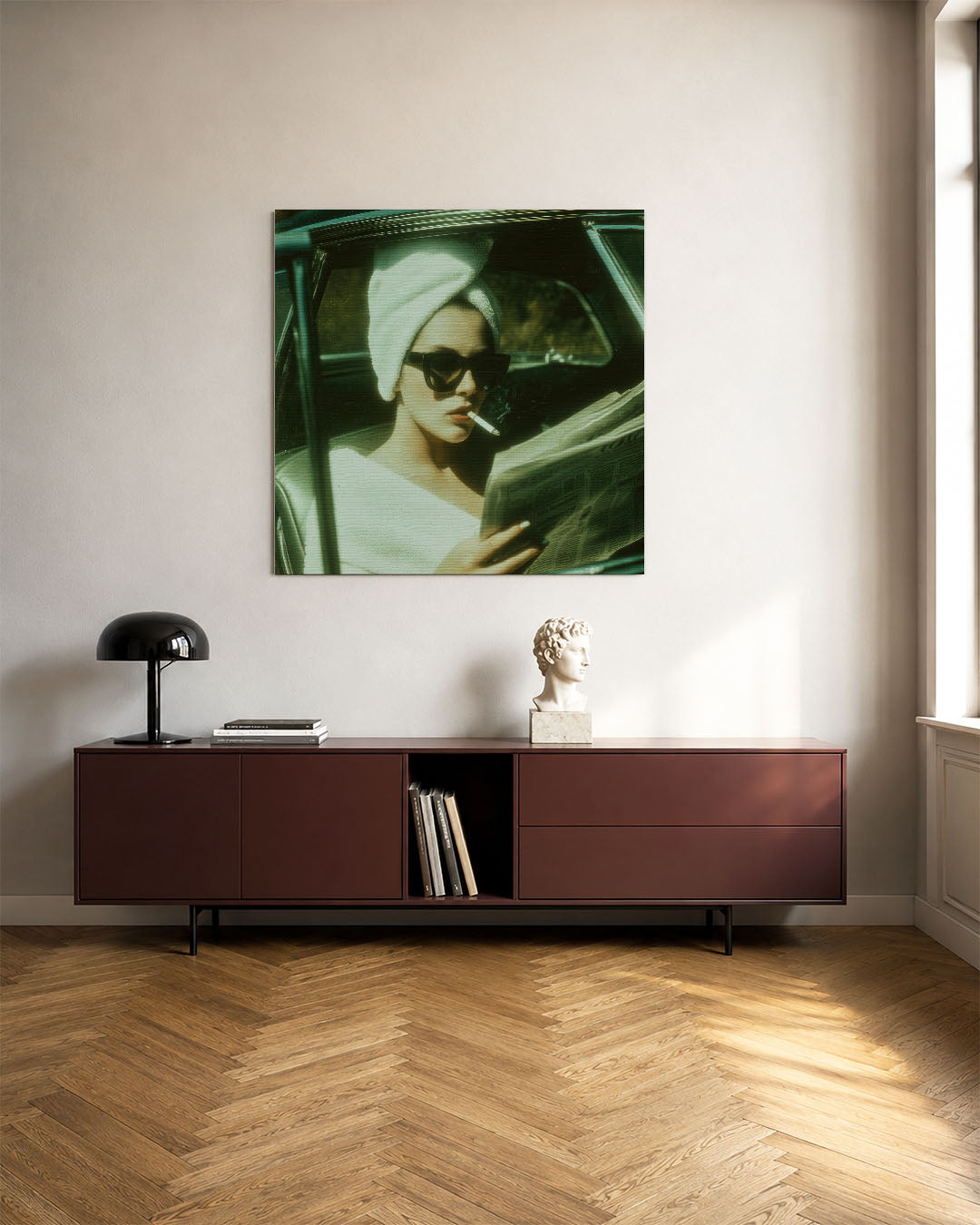 Leesmoment kunstwerk – tweede productweergave – dit kunstwerk toont een vrouw in een auto, lezend met een sigaret. De sfeer