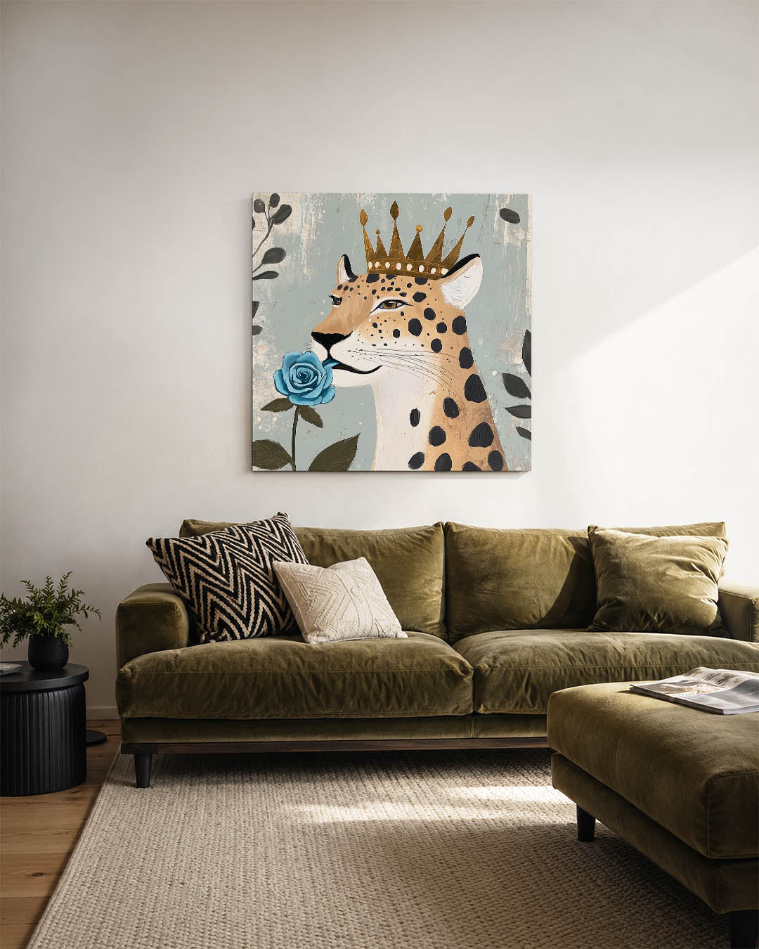 Majestueuze luipaard kunstwerk – sfeerbeeld – dit kunstwerk toont een luipaard met een gouden kroon en een blauwe roos in