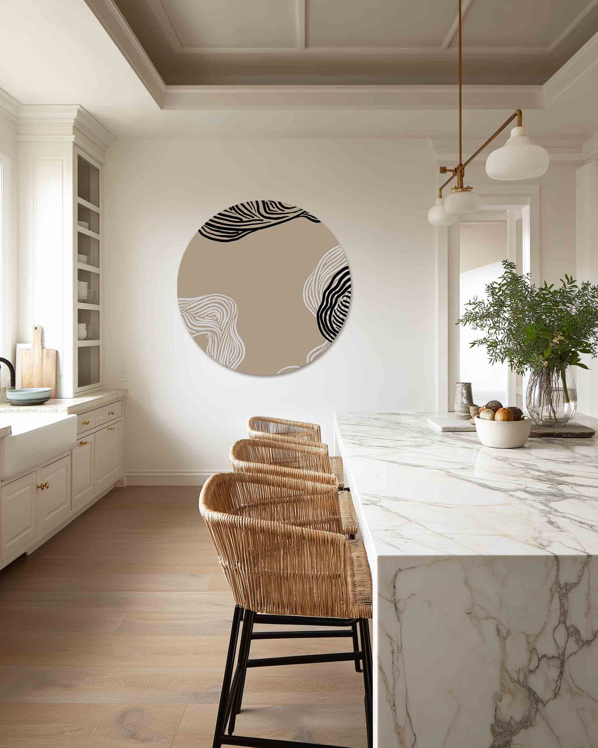 Lijnenspel op beige – abstracte muurcirkel als ronde wanddecoratie
