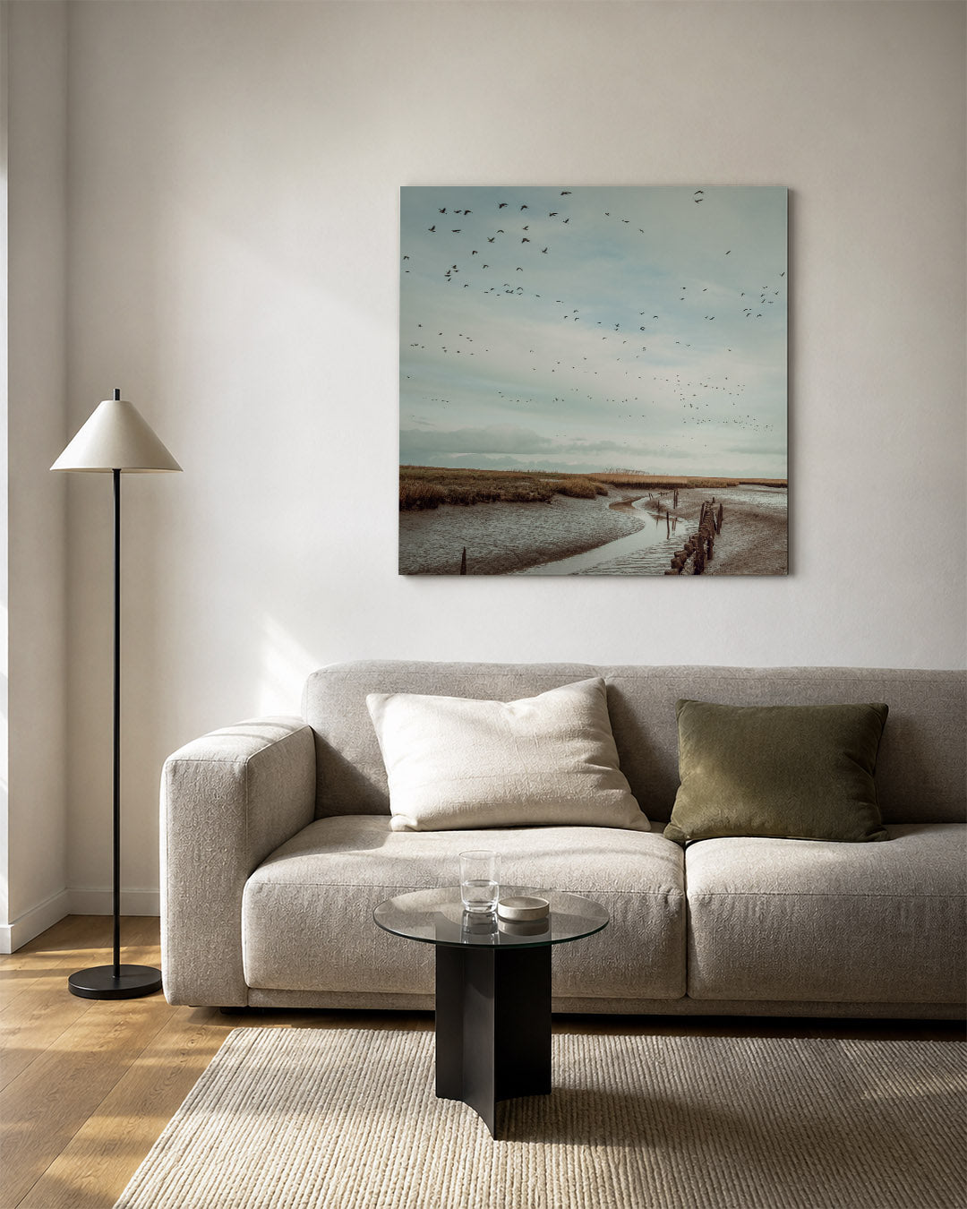 Vogels boven landschap kunstwerk – vierkante wanddecoratie – deze kunstwerk toont een serene lucht vol vogels boven een