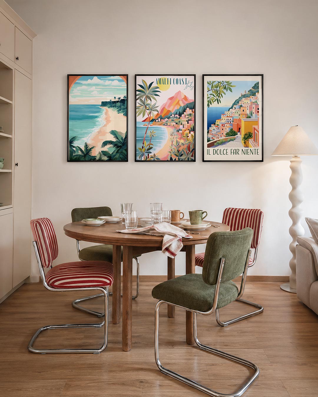 Zomerse kustlijn driedelige posterset – een serene kustlijn met golvende lijnen van zee en strand