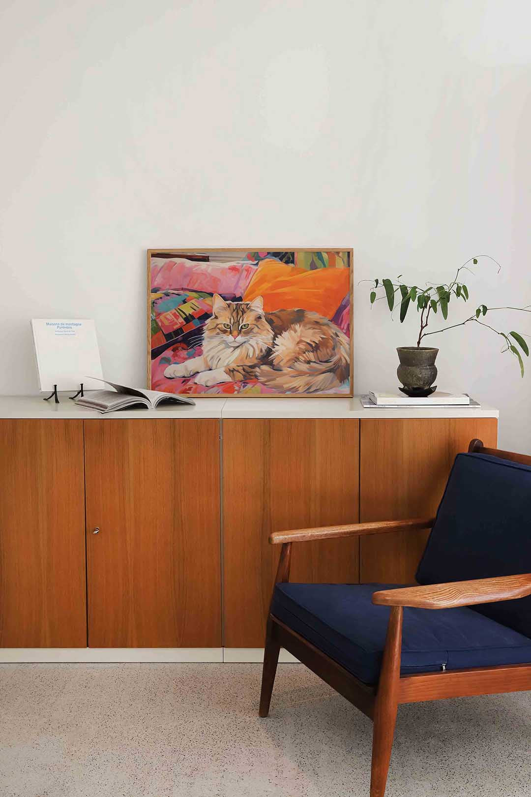 Kat op kleurrijke kussens – liggende dieren wanddecoratie van WallArtistic
