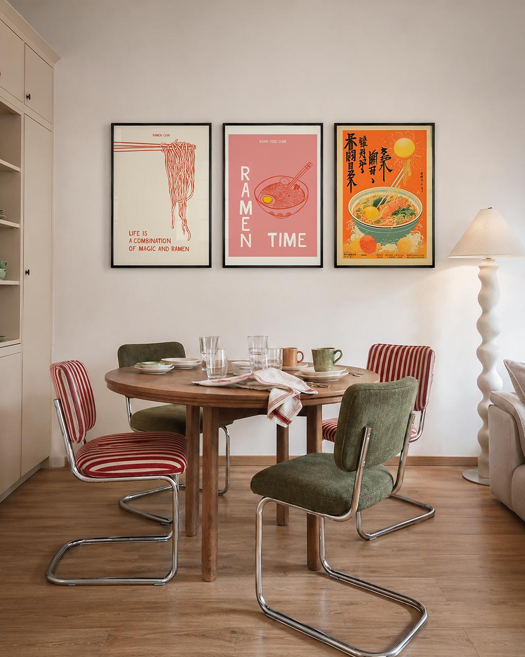 Lijnen en noodles driedelige posterset – een speelse tekening van oranje lijnen die een kluwen van
