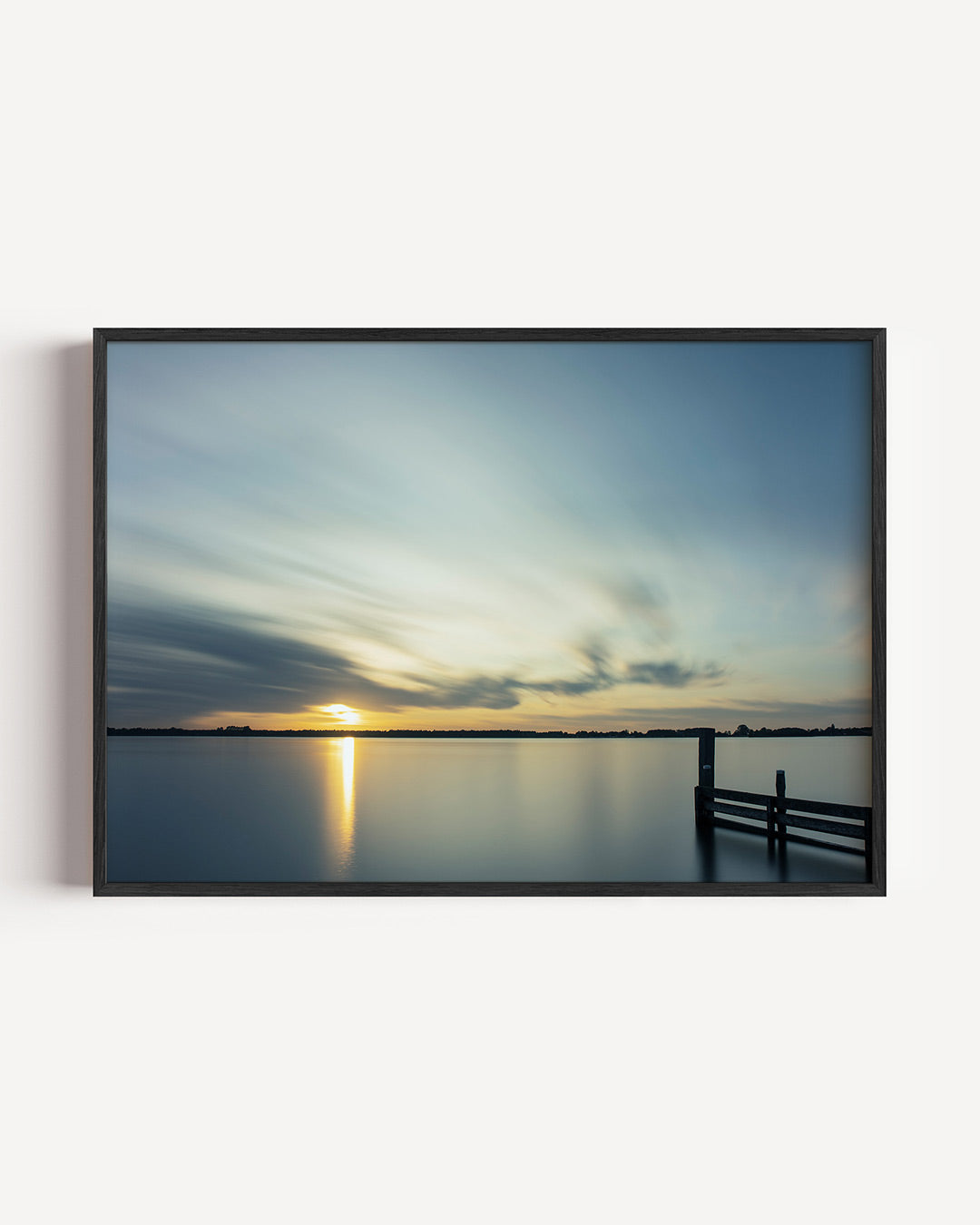 Rustige zonsondergang poster – liggende wanddecoratie – deze poster toont een serene zonsondergang boven een kalm meer, met