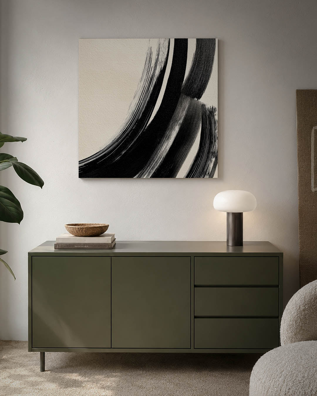 Abstracte kunstwerk – detailweergave – dit kunstwerk toont krachtige zwarte penseelstreken op een beige achtergrond. De