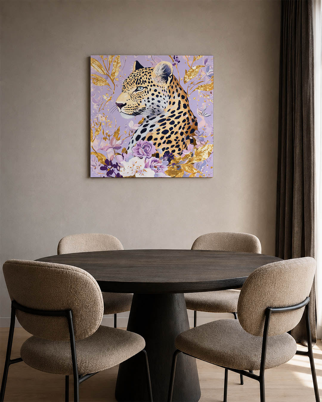 Luipaard met bloemen kunstwerk – derde productweergave – dit werk toont een luipaard omringd door bloemen en bladeren. De