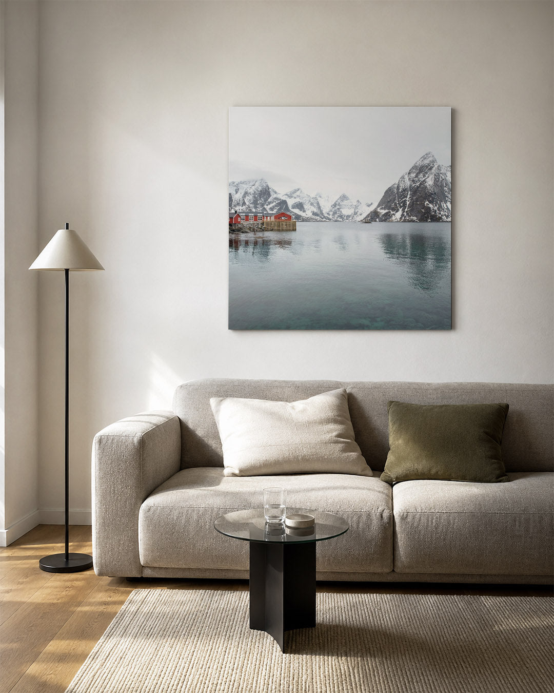 Berglandschap met rode huisjes kunstwerk – vierkante wanddecoratie – deze kunstwerk toont een serene waterpartij met