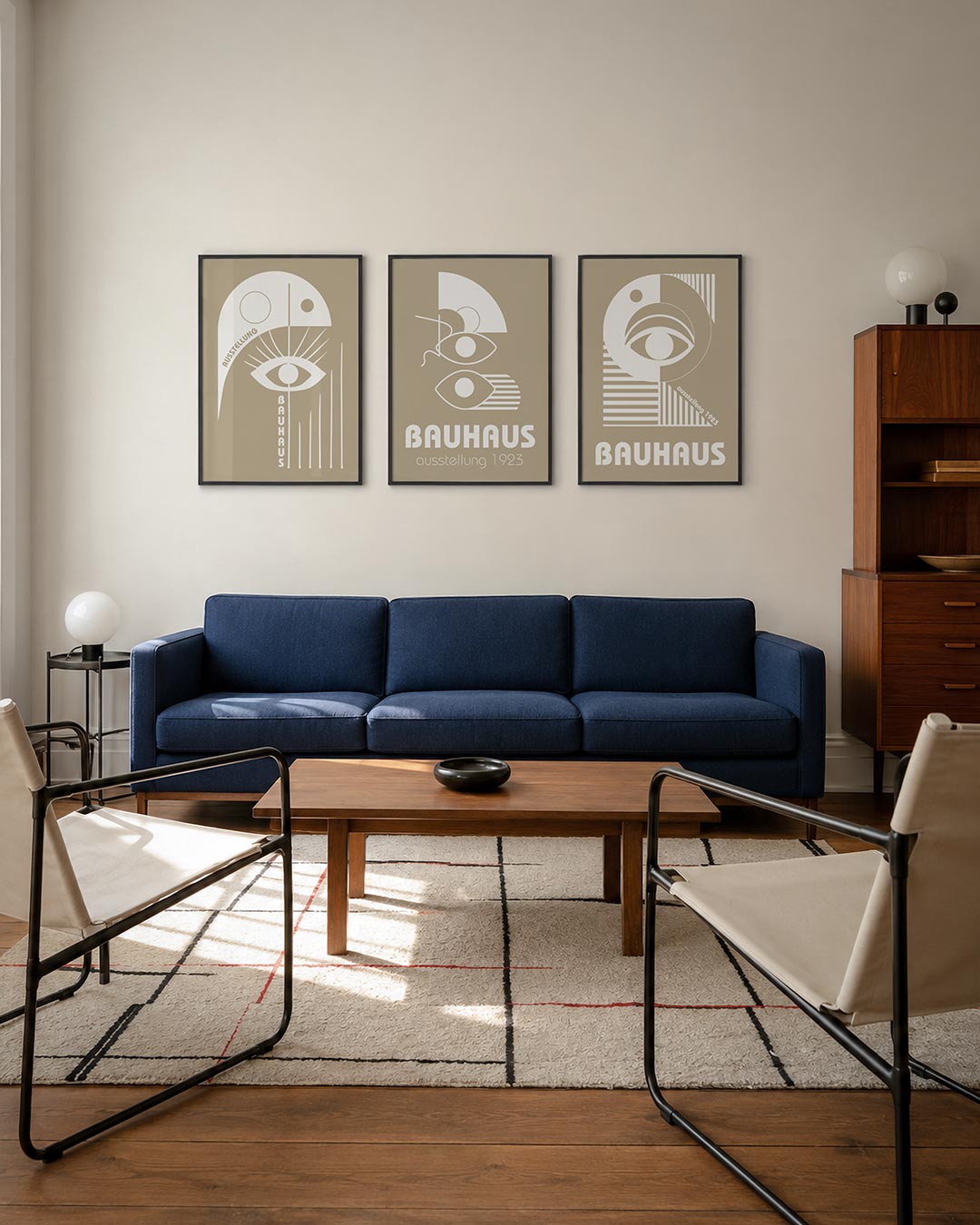 Oog en lijnen driedelige posterset – een beige achtergrond met een wit oog centraal. Strakke lijnen en cirkels geven een