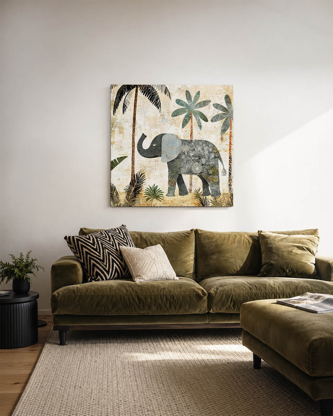 Olifant en palmbomen kunstwerk – sfeerbeeld – dit werk toont een olifant omringd door palmbomen en bladeren. De zachte beige