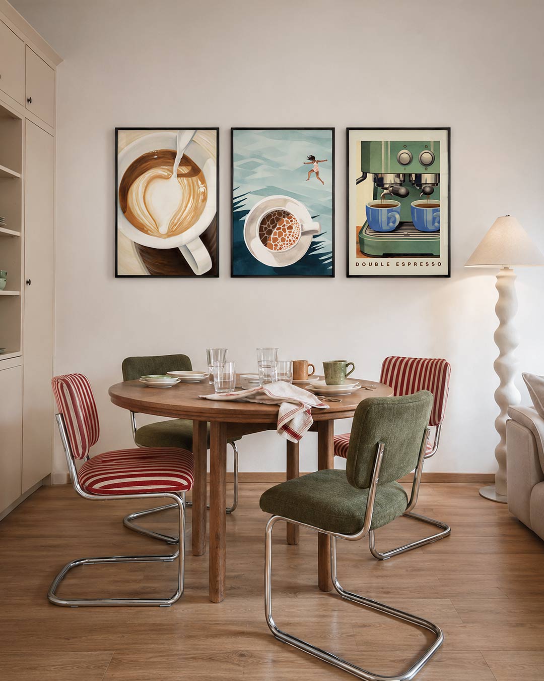 Koffiehart – een romige stroom melk vormt een hart in een kop koffie