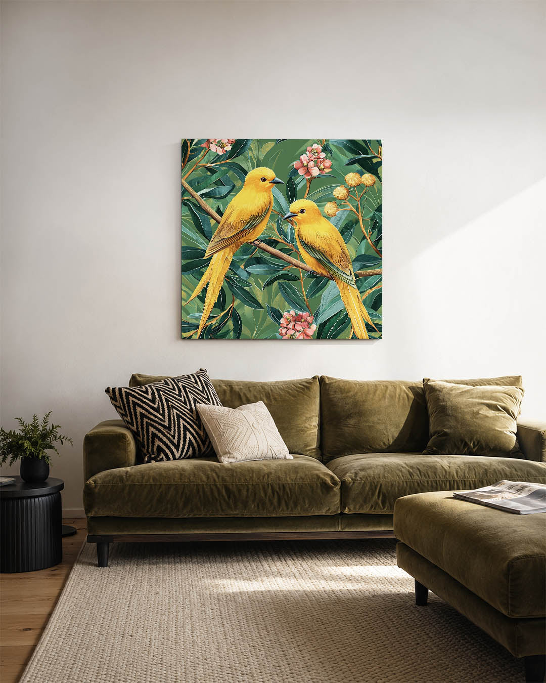 Vogels en bloemen kunstwerk – sfeerbeeld – dit kunstwerk toont twee gele vogels op takken, omringd door groene bladeren en