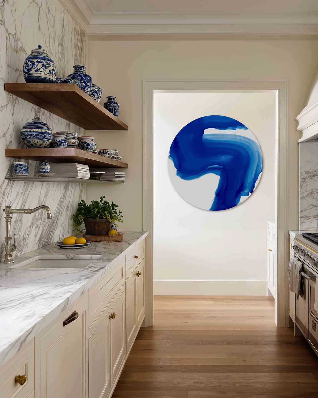 Blauwe penseelstreek – moderne abstracte muurcirkel voor aan de muur