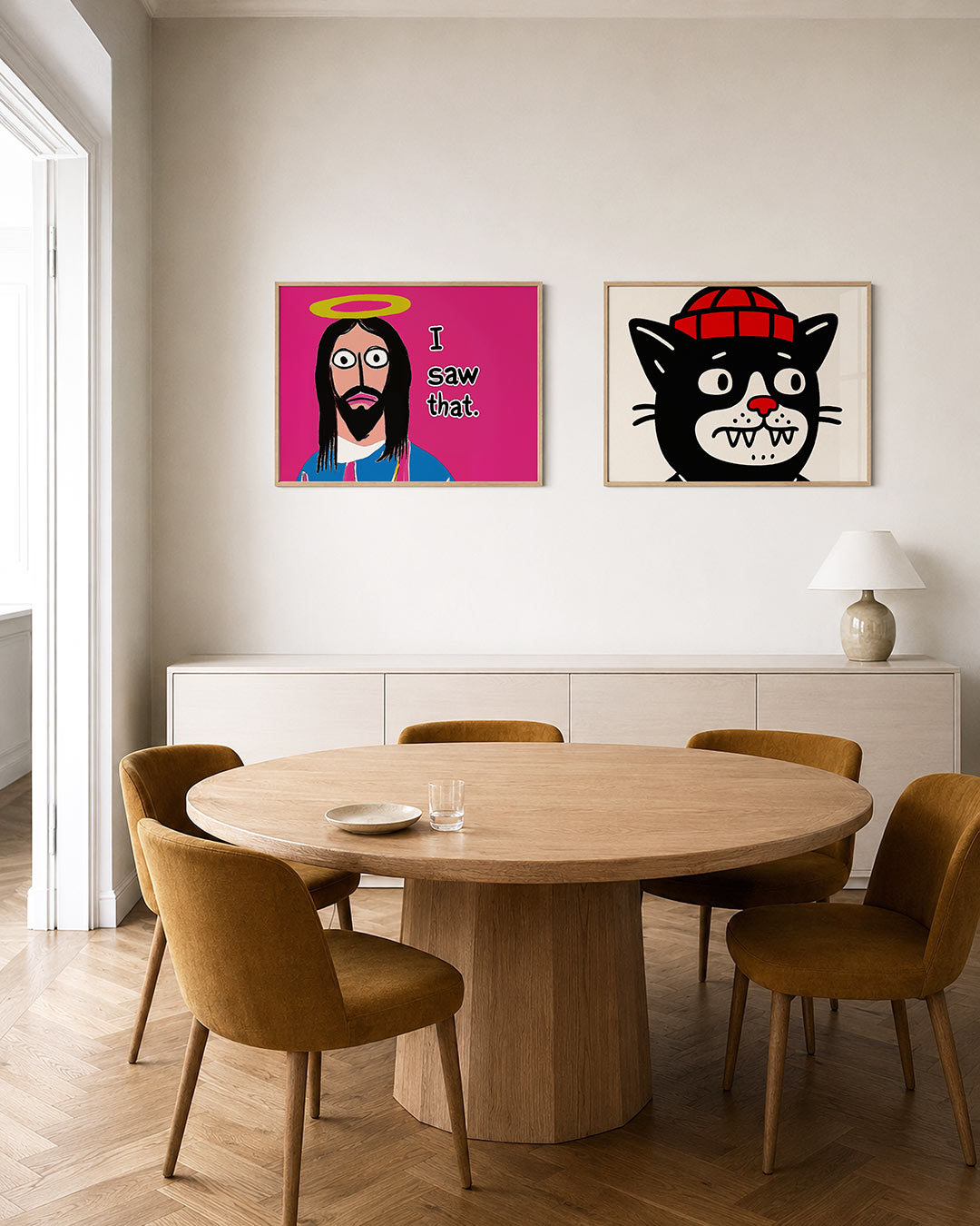 Twee liggende posters met een gestileerd gezicht op een roze achtergrond, met een gele halo, aan de muur in een interieur