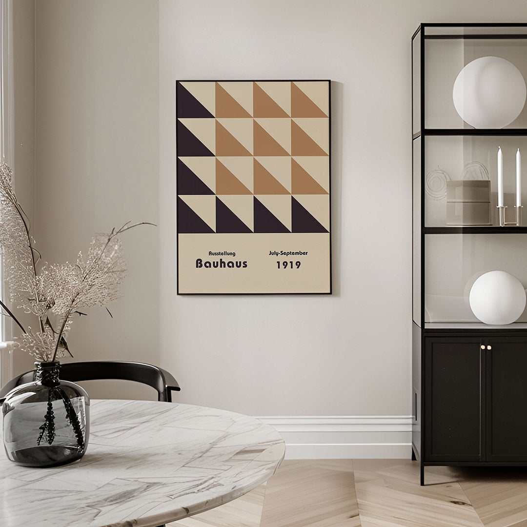 Driehoekige vlakverdeling – geometrische Bauhaus poster in staand formaat