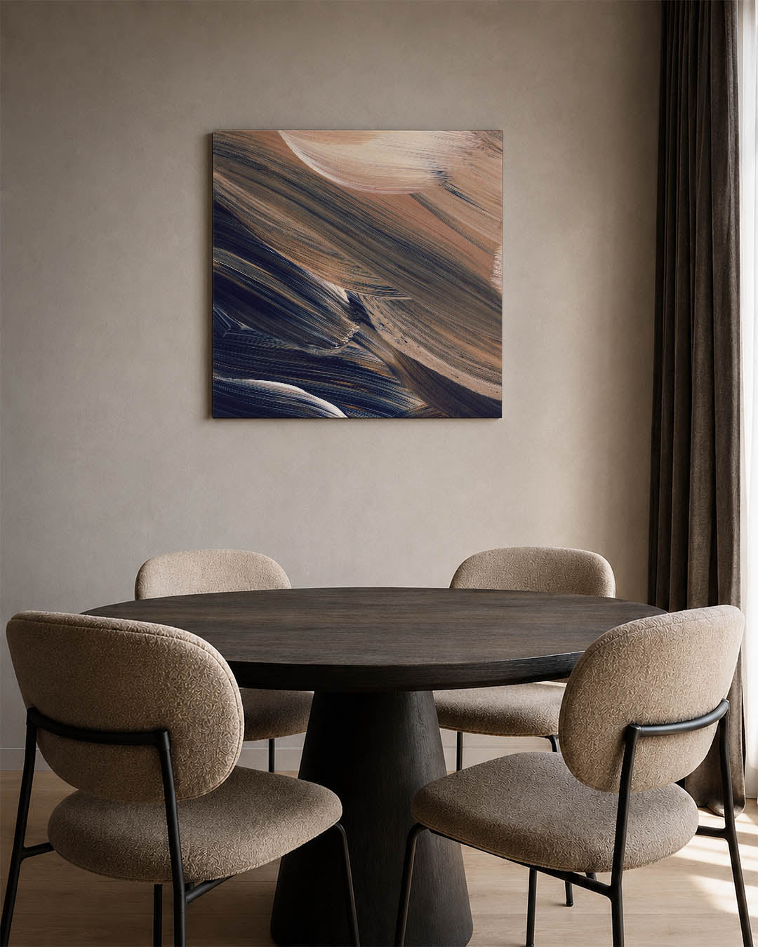 Abstracte kunstwerk – derde productweergave – dit kunstwerk toont vloeiende penseelstreken in beige en zwart, met subtiele