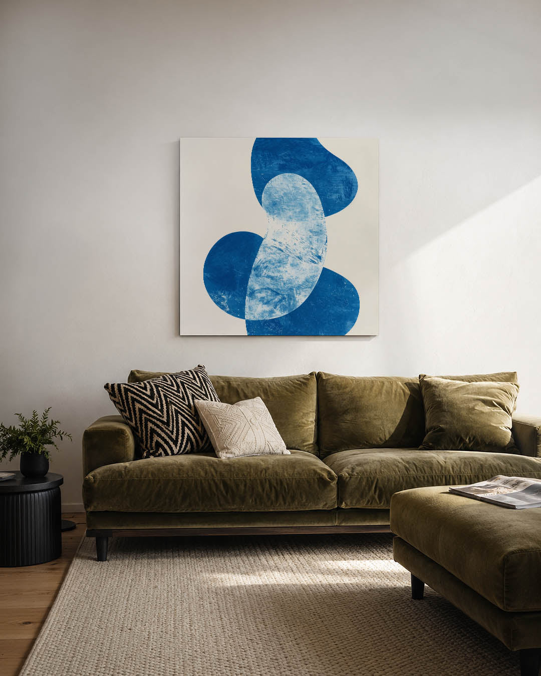 Organische vormen kunstwerk – derde productweergave – dit kunstwerk toont vloeiende blauwe vormen op een lichte achtergrond.