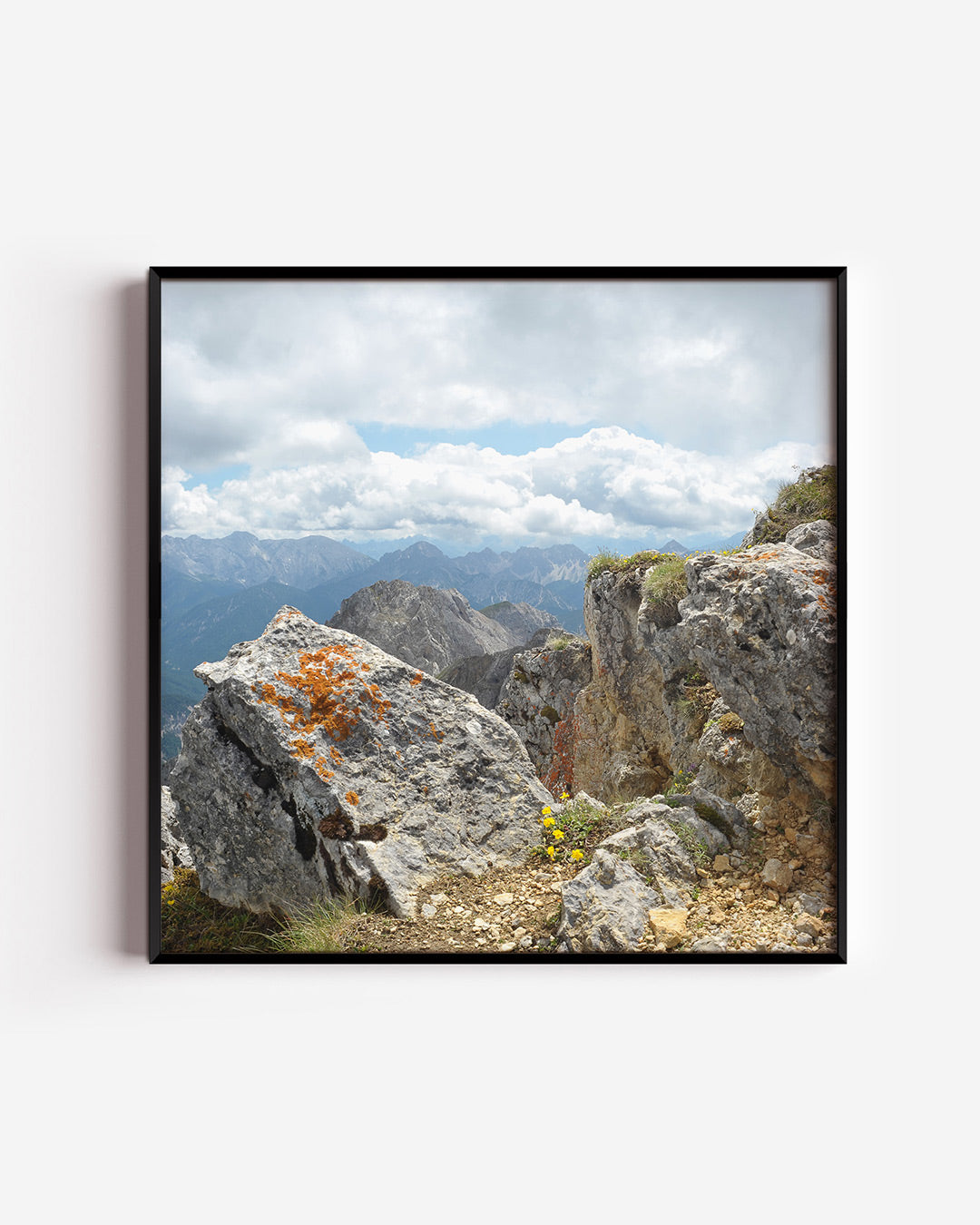 Berglandschap met rotsen poster – vierkante wanddecoratie – deze poster toont een berglandschap met ruige rotsen en een