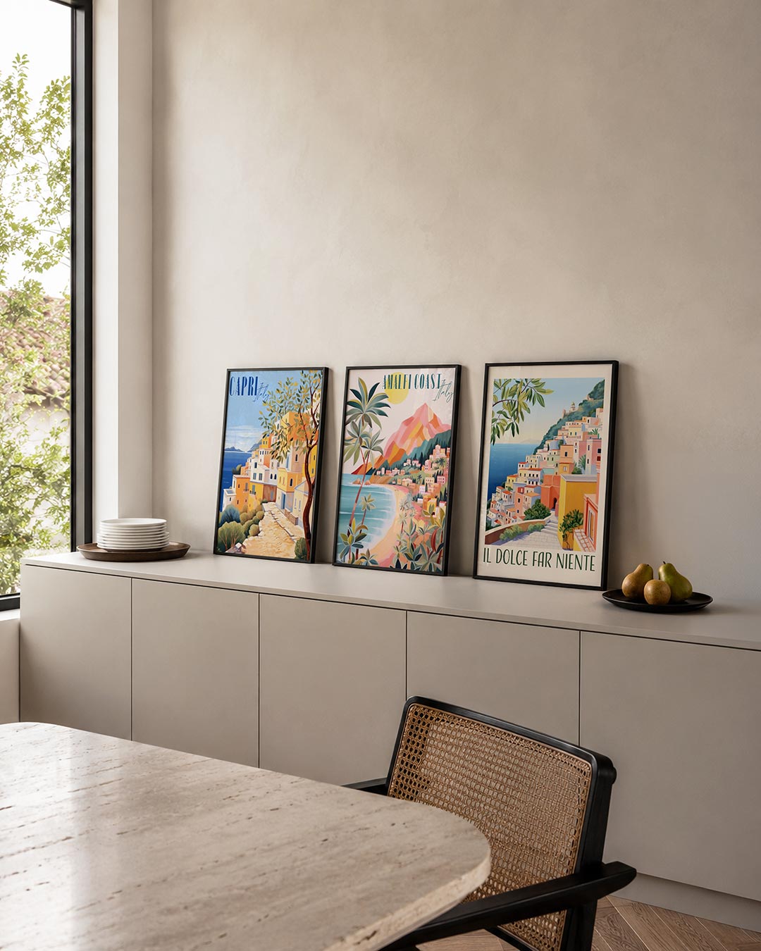 Zonnige kustlijn posterset – detailweergave – deze posterset in drie delen toont een levendig dorp aan zee