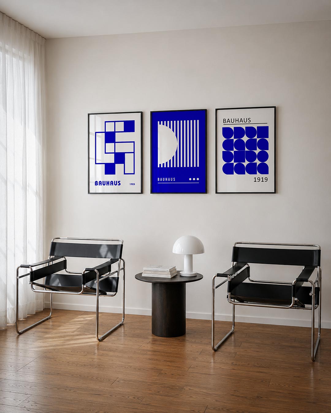 Blauwe vlakkenstructuur driedelige posterset – deze posterset in drie delen toont een speelse ordening van blauwe en witte