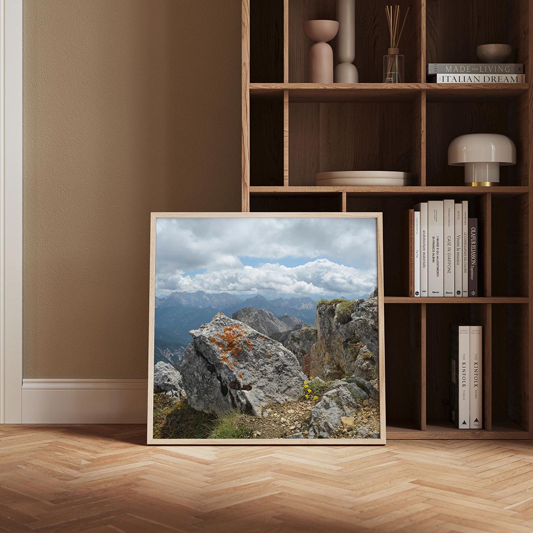 Rotsachtige berglandschap poster – derde productweergave – een indrukwekkend berglandschap met ruige rotsen en een
