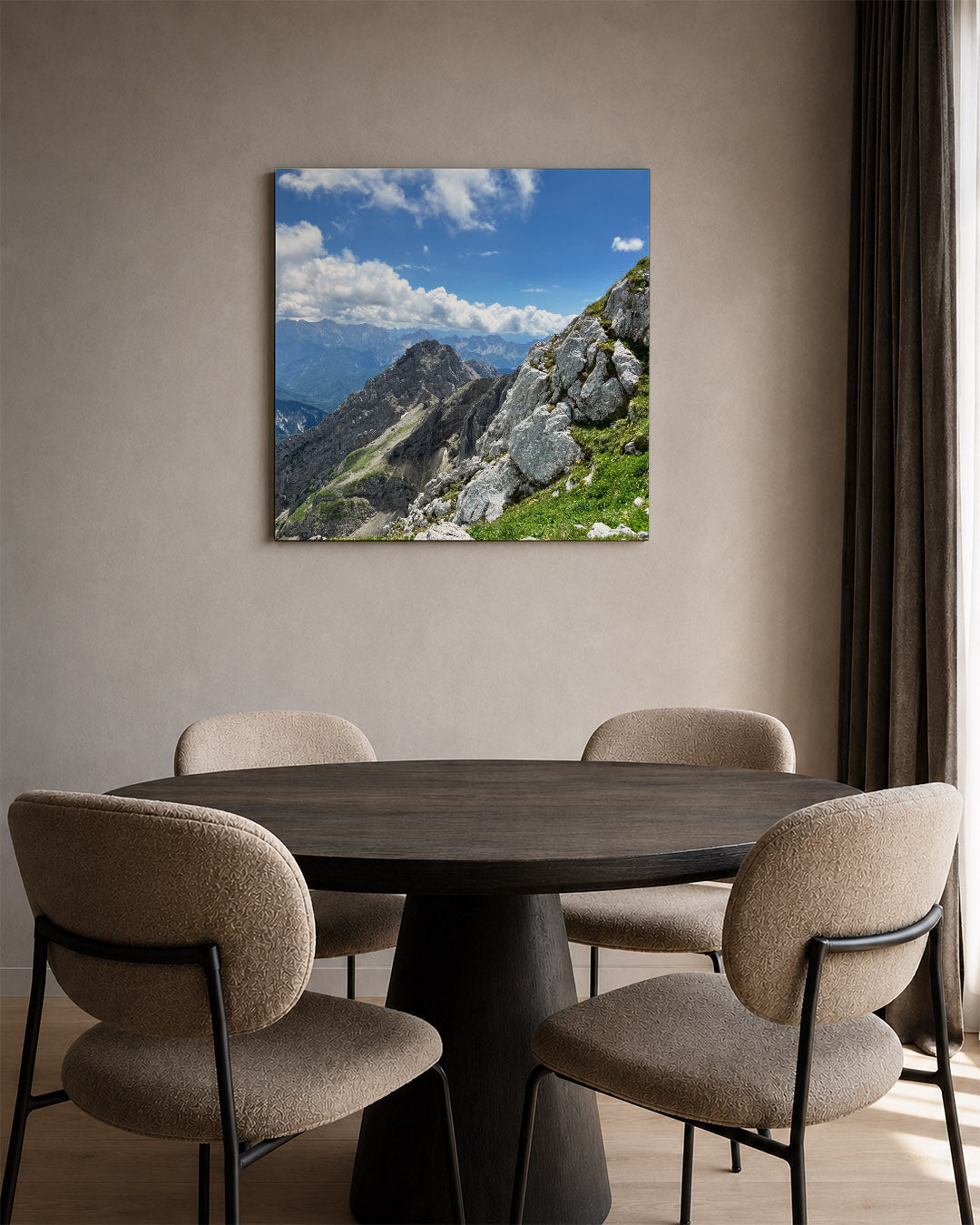 Berglandschap met wolken kunstwerk – tweede productweergave – deze kunstwerk toont een indrukwekkend berglandschap met ruige