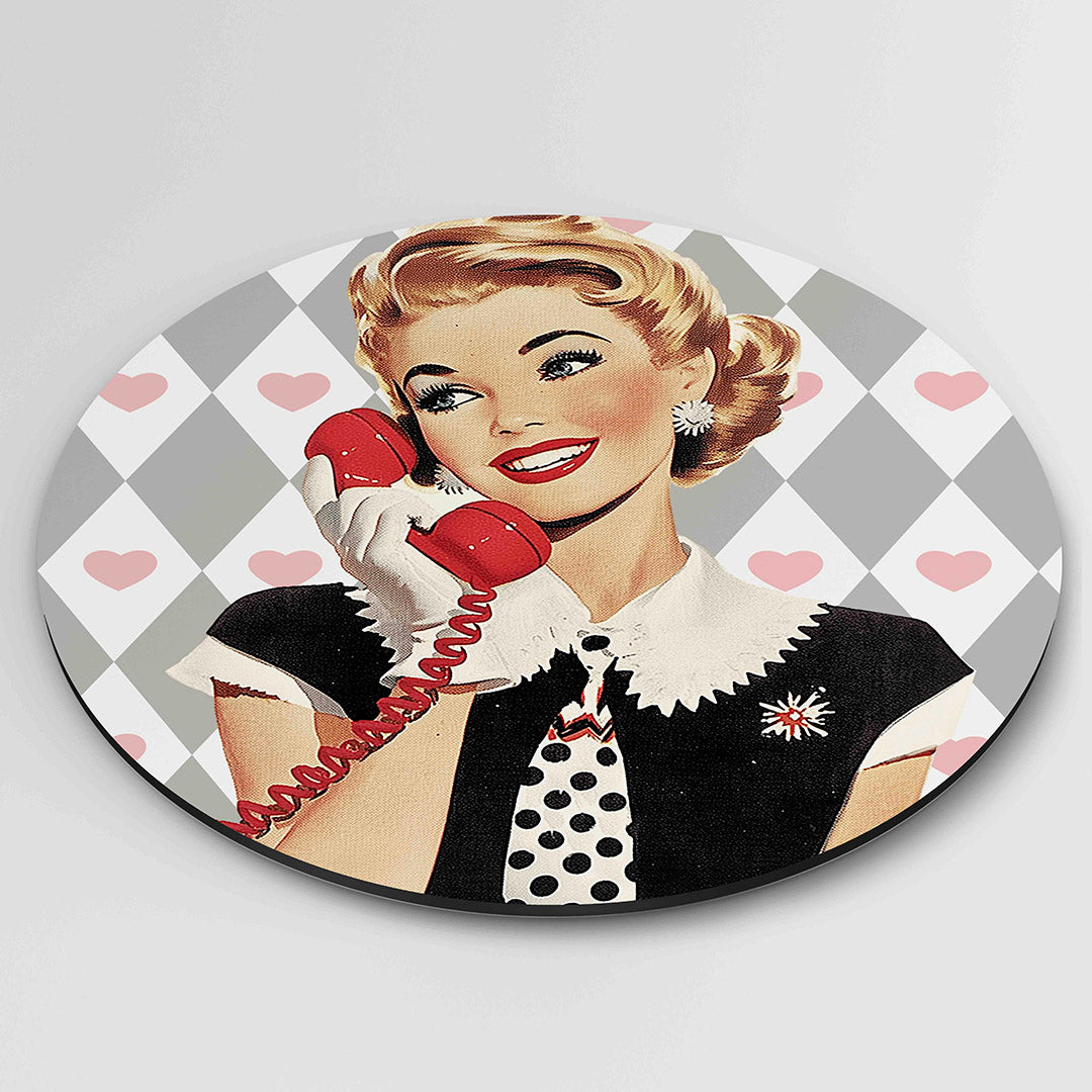 Vrouw met telefoon – Pop Art wandkunst als moderne muurcirkel