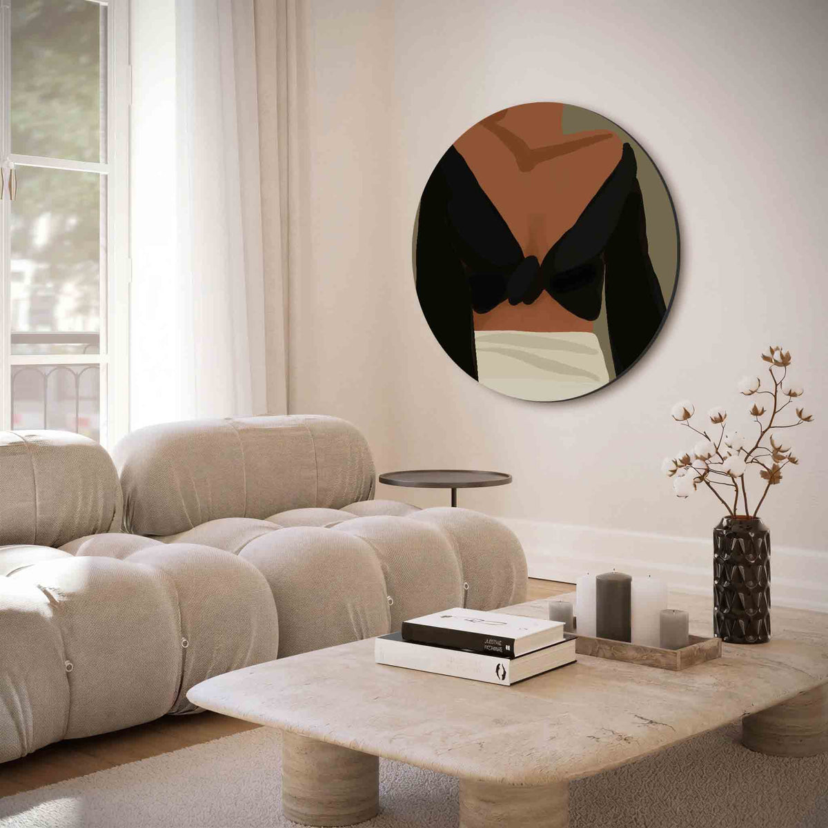 Vrouw met zwarte top – muurcirkel met abstracte texturen voor aan de muur