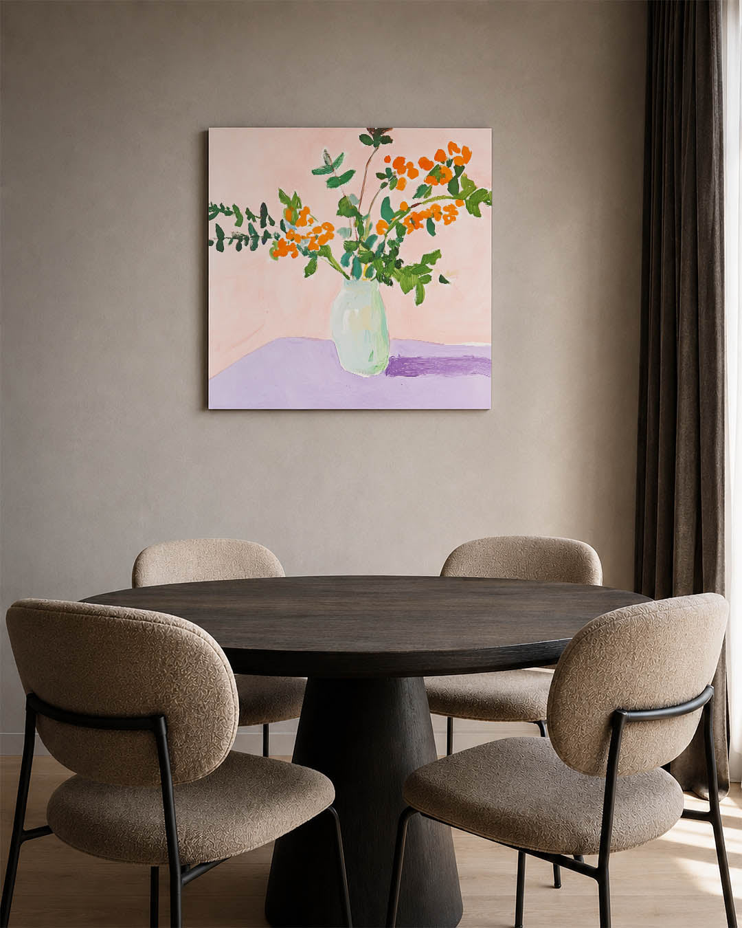 Vrolijke bloemenvaas kunstwerk – derde productweergave – dit werk toont een vaas met levendige oranje bloemen en groene