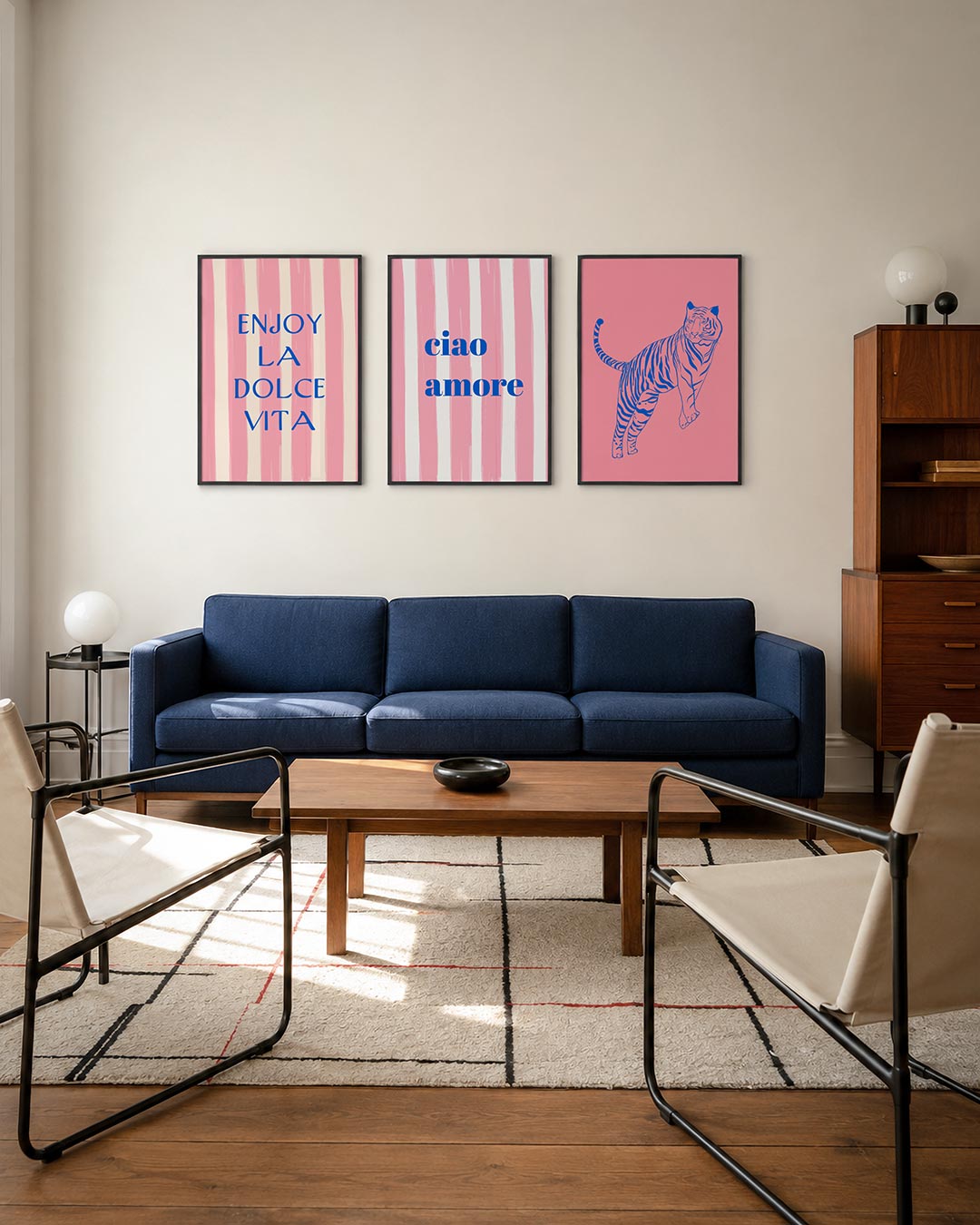 Strepen en woorden posterset – tweede productweergave – deze poster toont roze en beige verticale strepen met