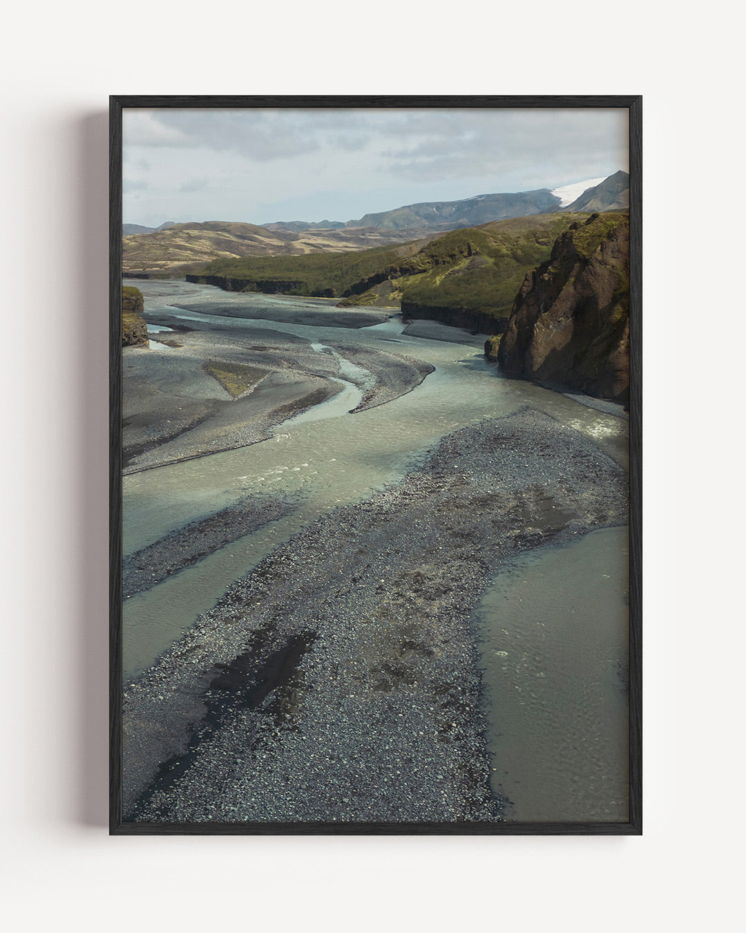 Rivierlandschap poster – portret wanddecoratie – een kronkelende rivier stroomt door een ruig landschap met bergen op de