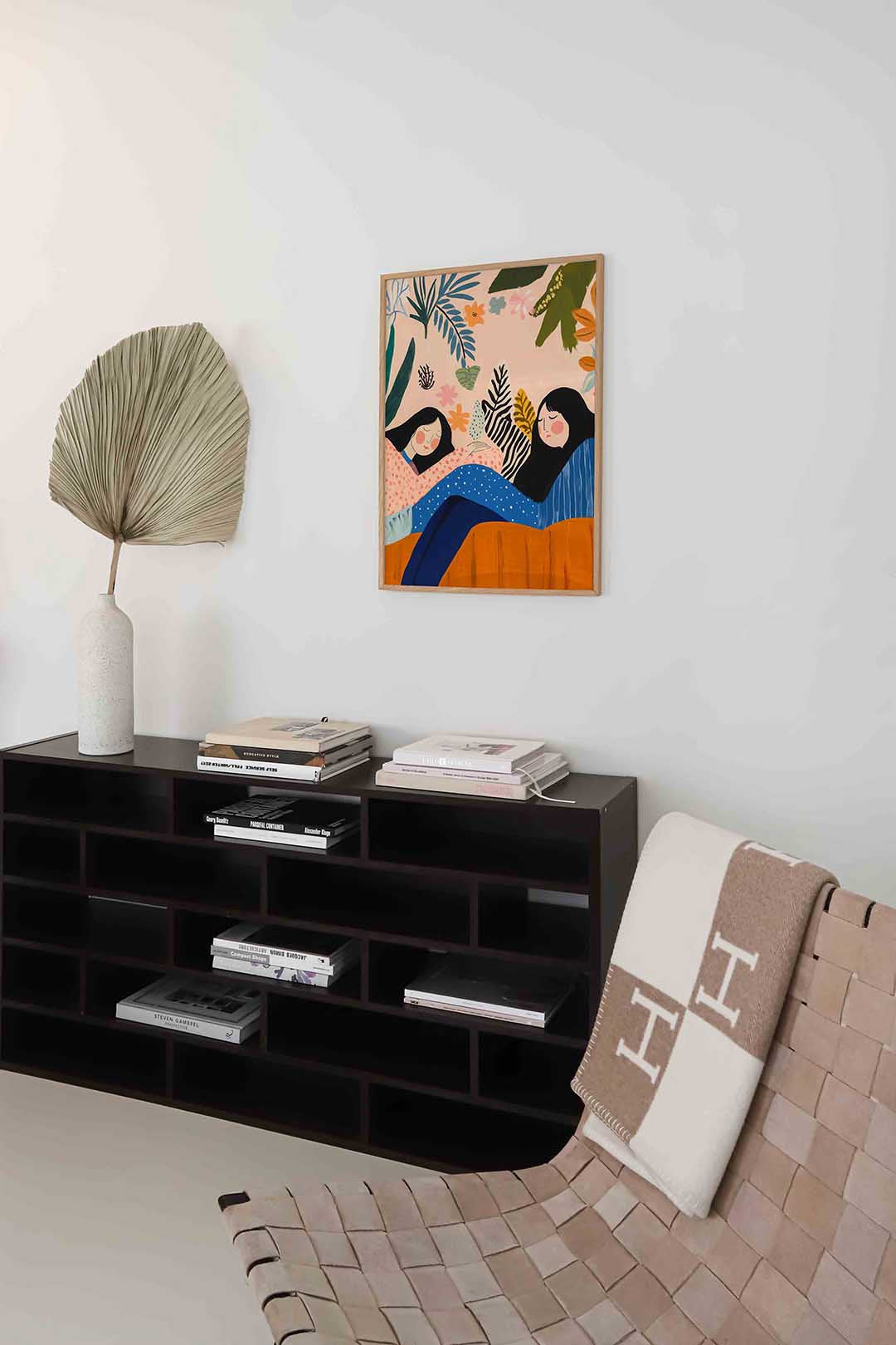Twee figuren met bladeren – staande moderne wanddecoratie van WallArtistic