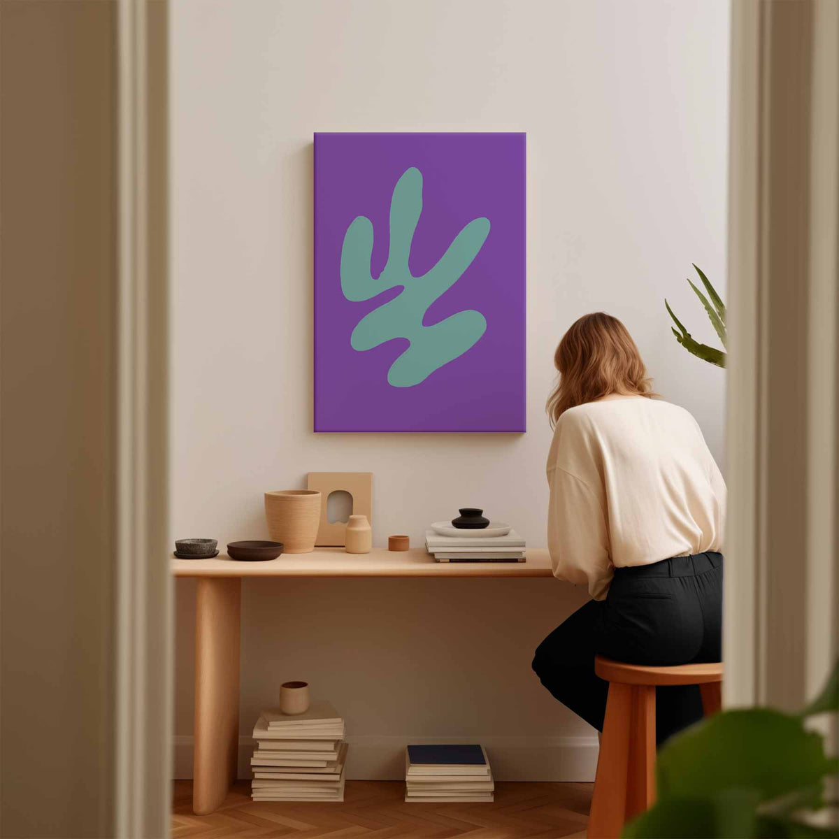 Abstracte Blauwe Vormen op Paars – staand kunstwerk voor modern interieur