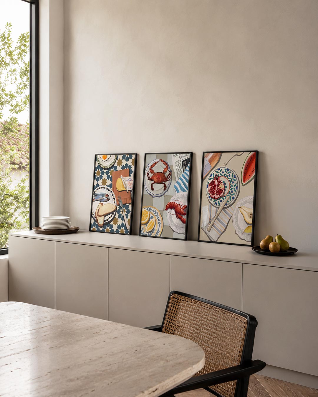 Ontbijtpatroon posterset – detailweergave – een speelse compositie van borden met vis, brood en ei op