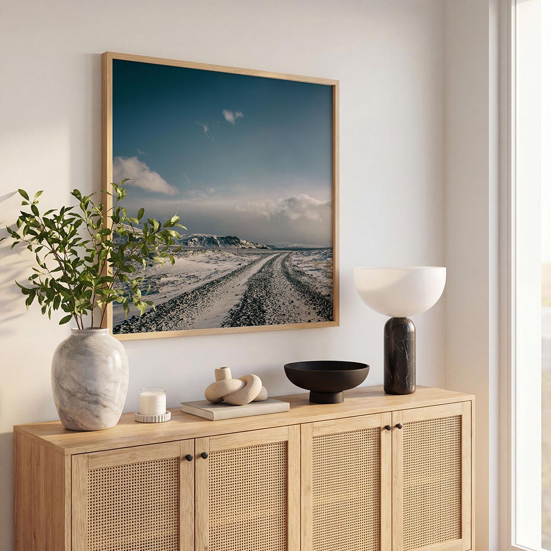 Winterse bergweg poster – tweede productweergave – een kronkelende weg leidt door een besneeuwd landschap met bergen aan de